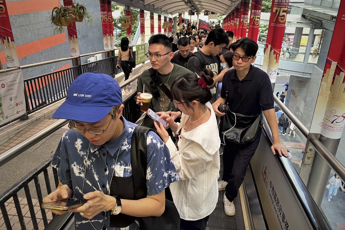 El ataque autoritario del ‘dragón’ chino al ‘tigre’ financiero de Asia visto desde las escaleras mecánicas más largas del mundo: «El Hong Kong libre que conocíamos ya no existe»