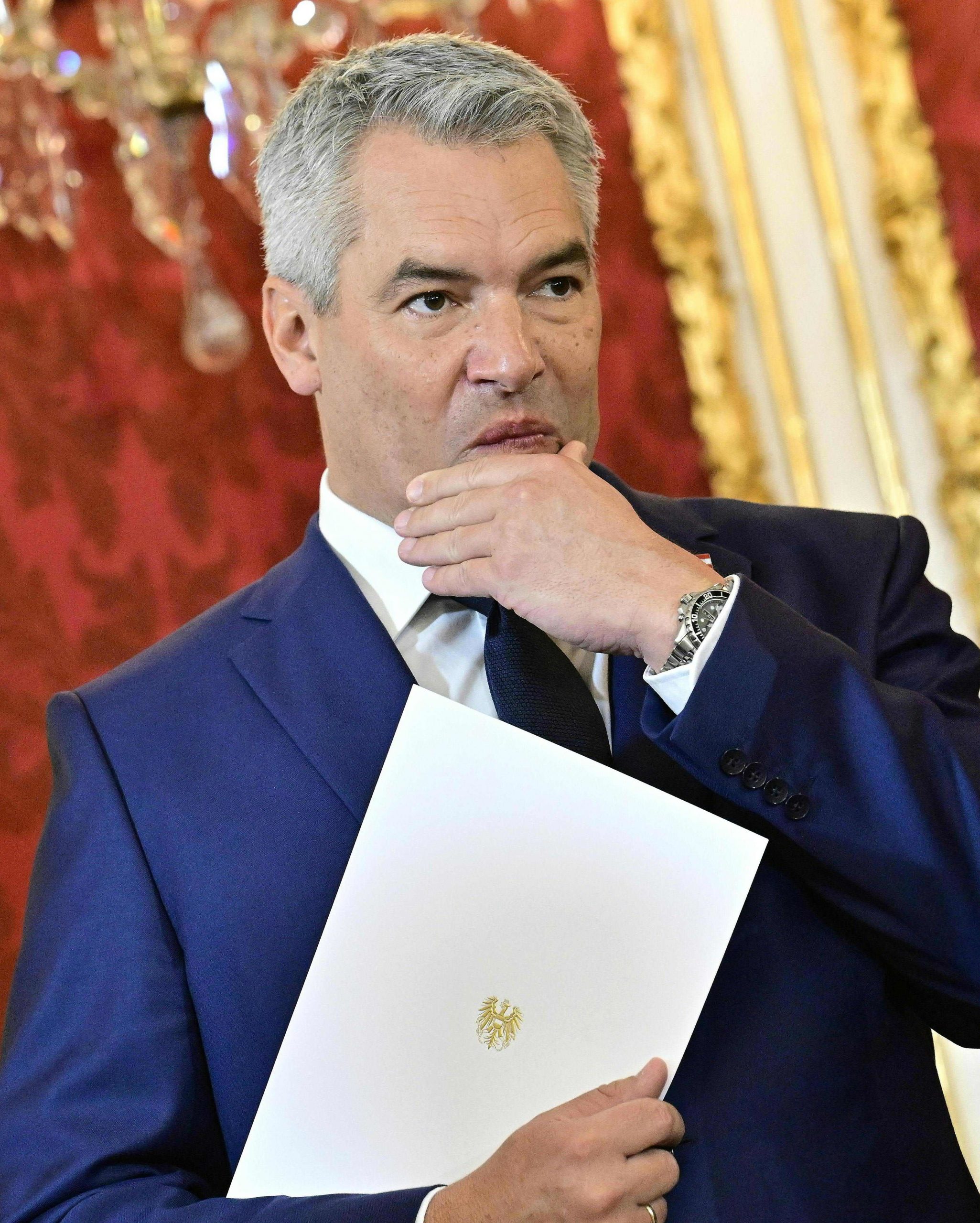 El jefe del Gobierno de Austria, el conservador Karl Nehammer, anuncia su dimisión